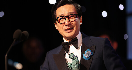 Ke Huy Quan accepts his SAG Award