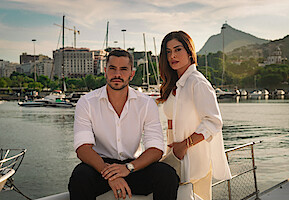 Thumbnail da série "Os Donos do Jogo" com Juliana Paes e André Lamoglia no Rio de Janeiro