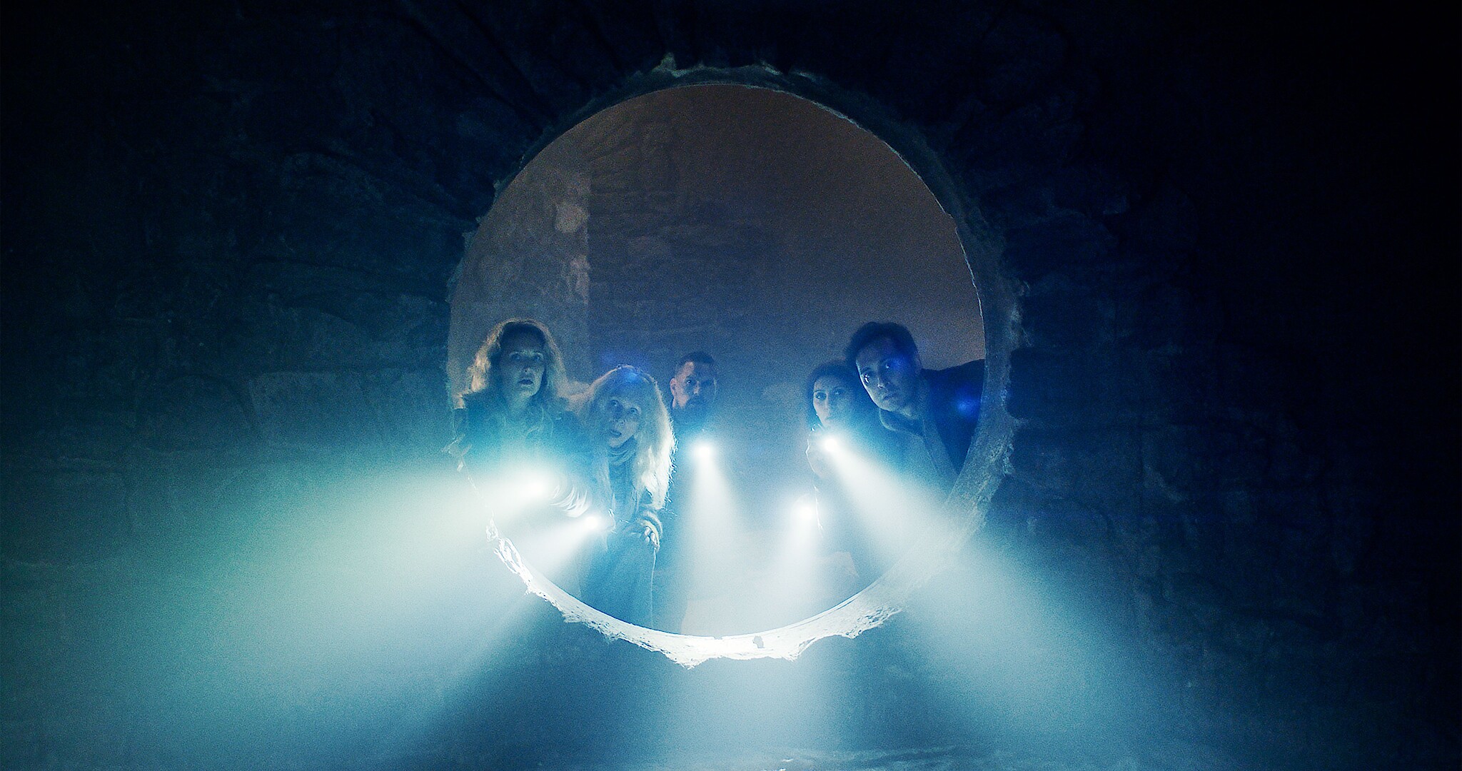 Troll 2 - people peering into a hole