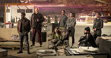 Kevin Hart as Cyrus, Vincent D’Onofrio as Denton, Úrsula Corberó as Camila, Billy Magnussen as Magnus, Yun Jee Kim as Mi-Sun, Viveik Kalra as Luke and Gugu Mbatha-Raw as Abby in 'Lift'.