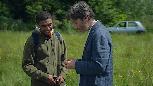Jay Lycurgo as Shy and Cillian Murphy as Steve standing outside.