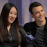 Recorte de ‘Bridgerton: O Podcast Oficial’: Luke Thompson e Yerin Ha