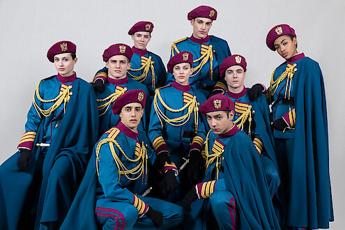 Grupo de jovens estudantes de uma escola militar posa para foto em trajes formais