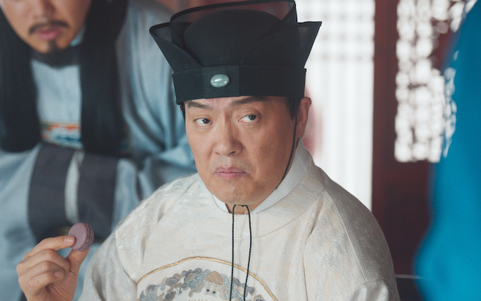 Course N° 6 Black Sesame Macaron