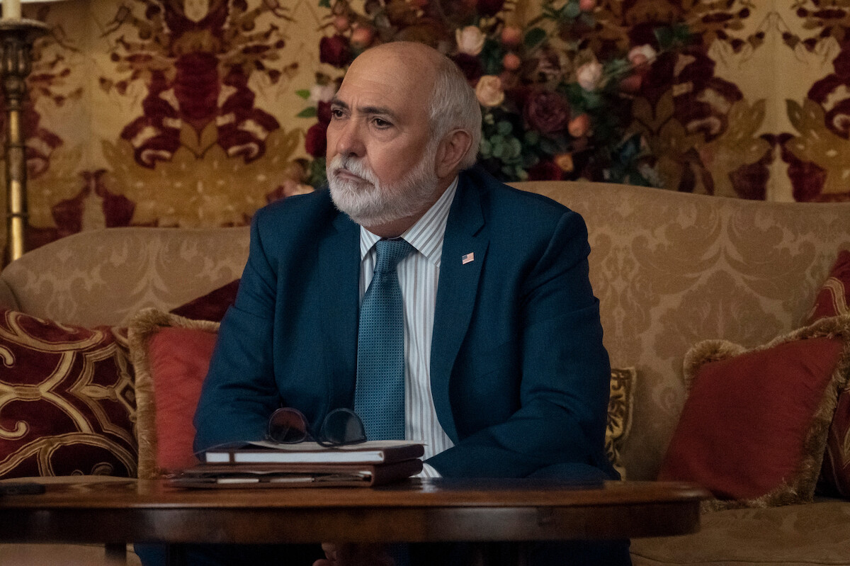 Miguel Sandoval como o secretário de Estado Miguel Ganon em ‘A Diplomata’