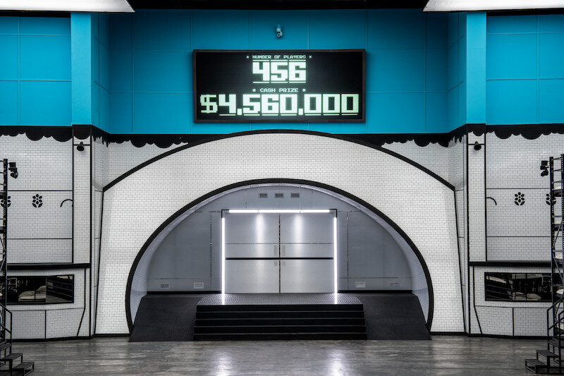 A billboard showing cash prize and number of contestants left