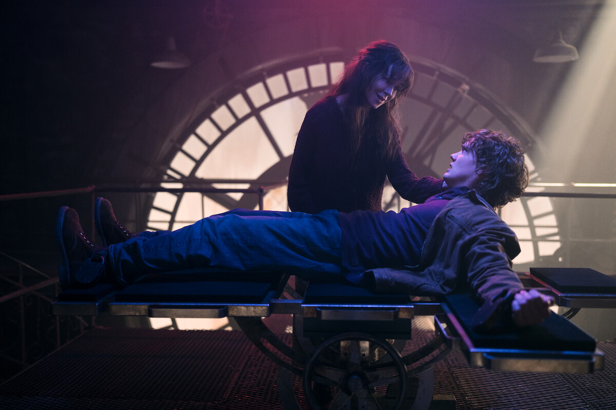 Frances O'Connor como Françoise e Hunter Doohan como Tyler na temporada 2 de ‘Wandinha’.