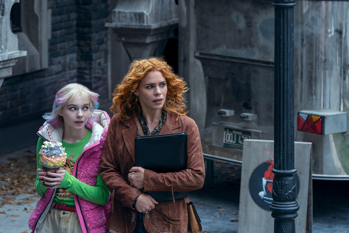Emma Myers como Enid Sinclair e Billie Piper como Isadora Capri na temporada 2 de ‘Wandinha’.