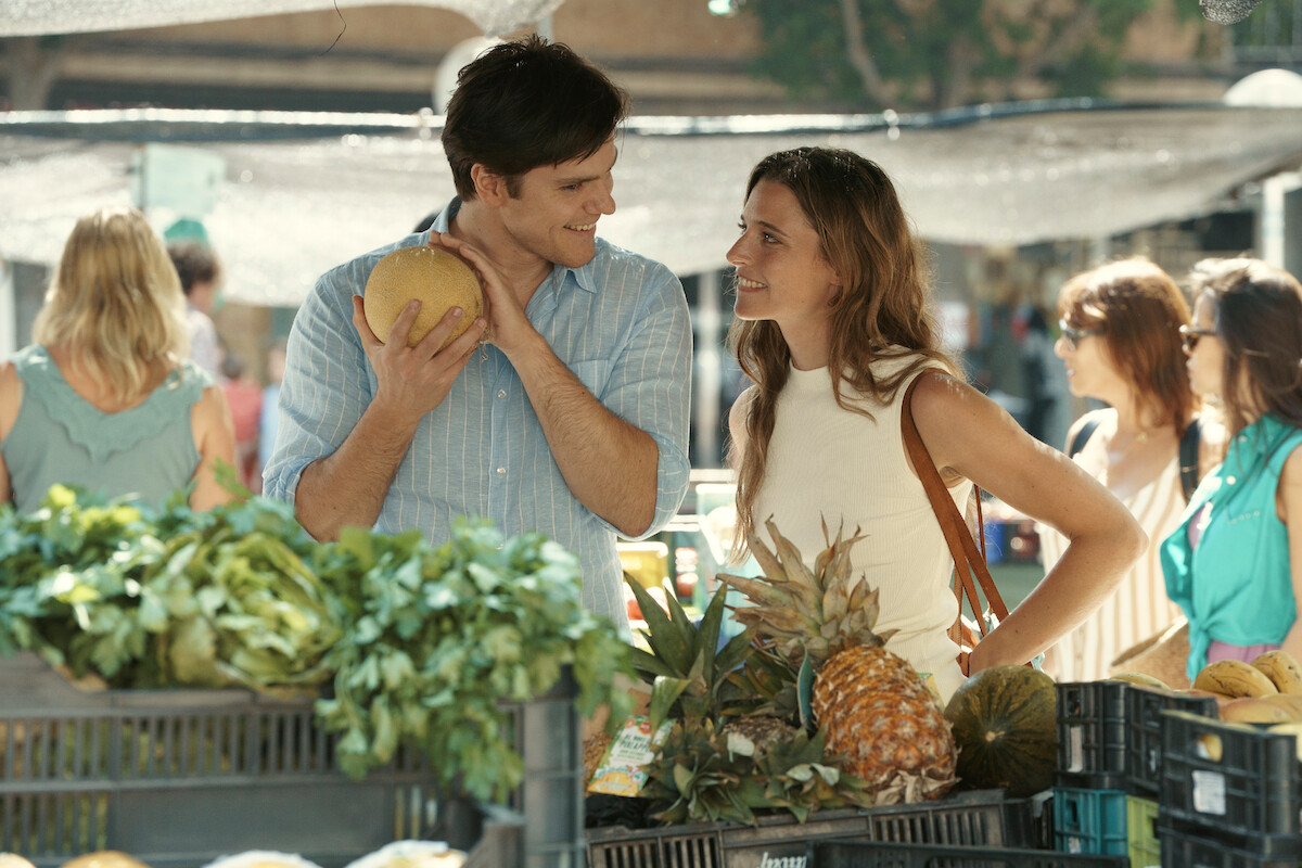 Svenja Jung as Lilli and Theo Trebs as Tom shop at the farmer’s market in a production still from ‘Fall for Me’.
