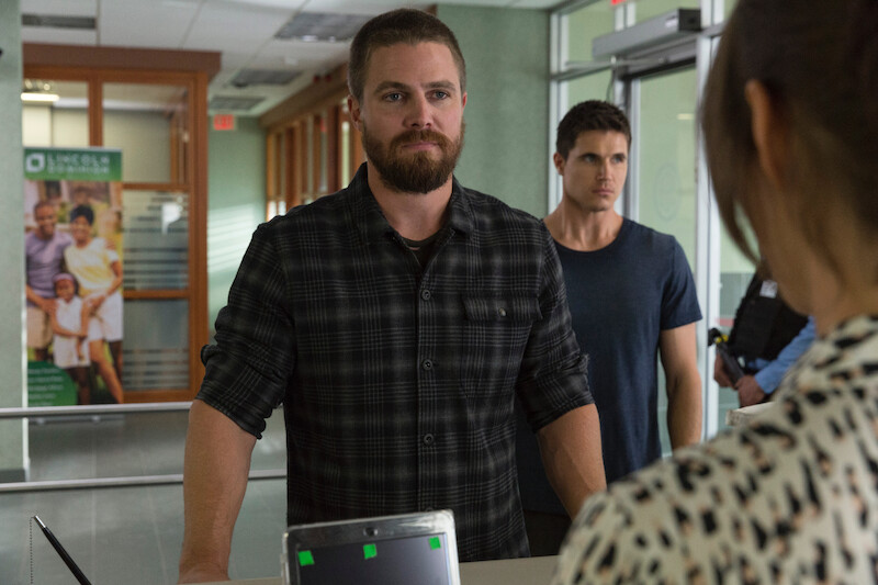 Stephen Amell as Garrett and Robbie Amell as Connor Reed in 'Code 8'