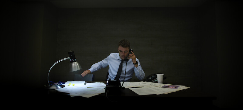 Gabriel Basso como Peter Sutherland em ‘O Agente Noturno’