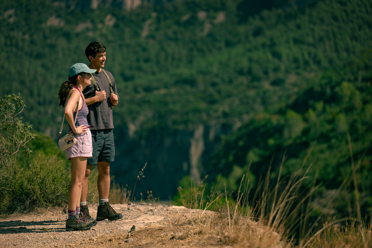 Emily Bader as Poppy and Tom Blyth as Alex in ‘People We Meet on Vacation’