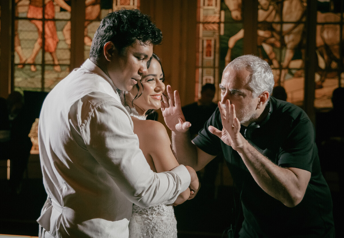 Diretor Heitor Dhalia orienta atores no set de “Os Donos do Jogo”
