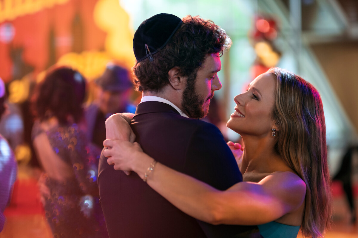Noah (Adam Brody) and Joanne (Kristen Bell) dance together. Noah wears a suit and yarmulke. Joanne wears a blue strapless dress.