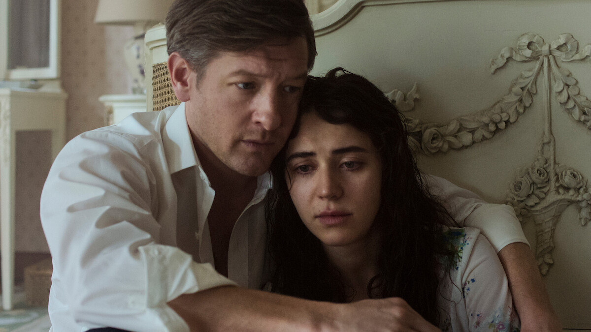 Gustavo Bassani as Carlos, Tessa Ia as Valeria in Nadie Nos Vio Partir S1. 