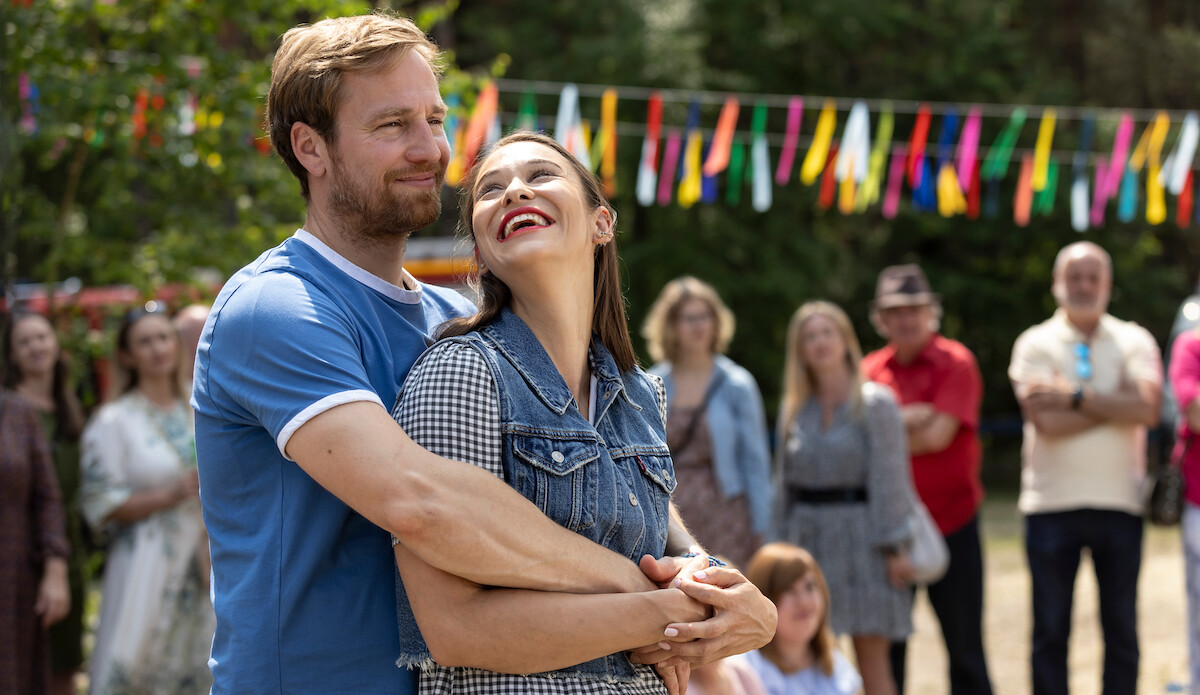 Mateusz Janicki and Anna Szymańczyk embrace in ‘No Pressure’