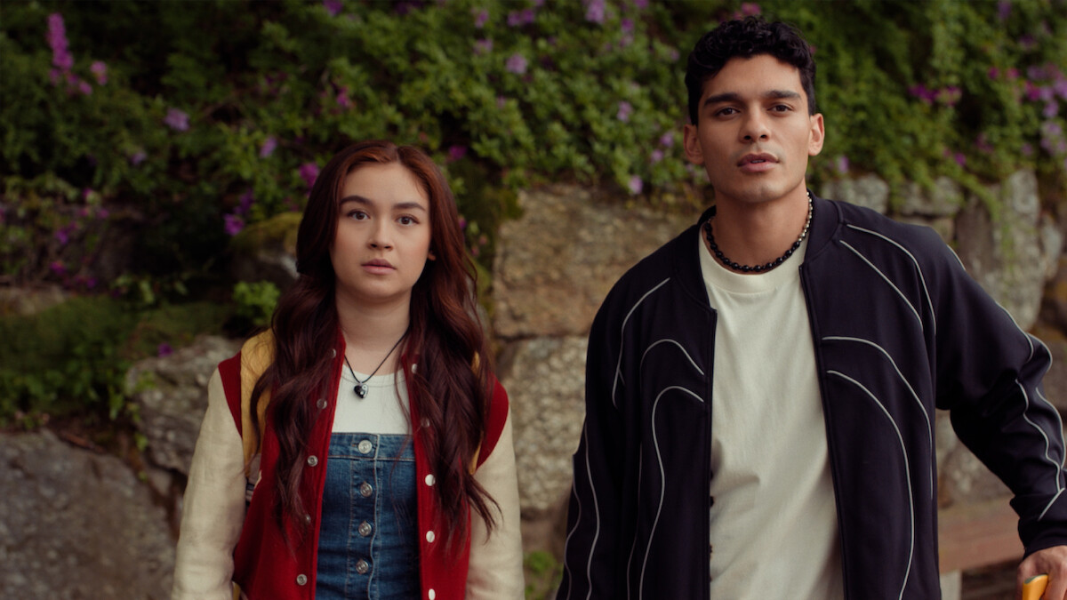 Kitty Song-Covey (Anna Cathcart) stands next to Quincy “Q” Shabazian (Anthony Keyvan). 