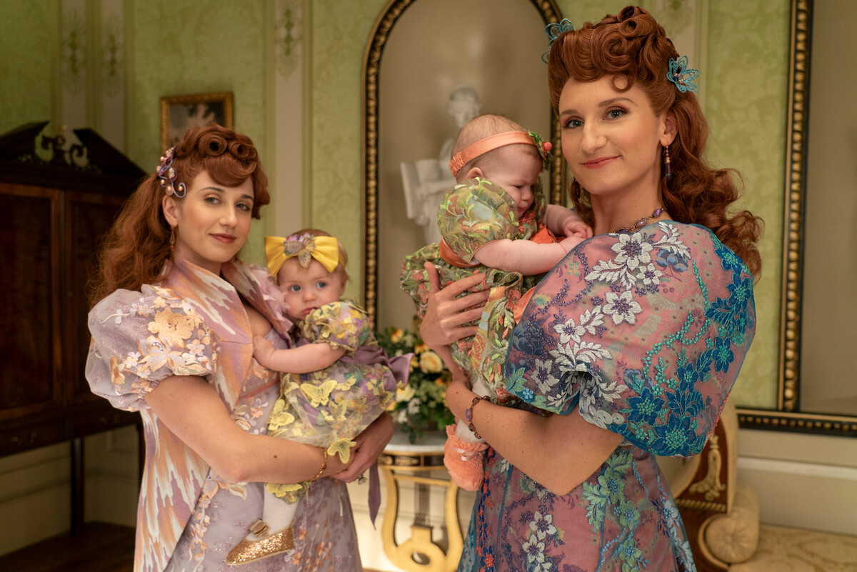 Harriet Cains, no papel de Philippa Featherington, e Bessie Carter, como Prudence Featherington, seguram as filhas recém-nascidas na temporada 3 de ‘Bridgerton’.