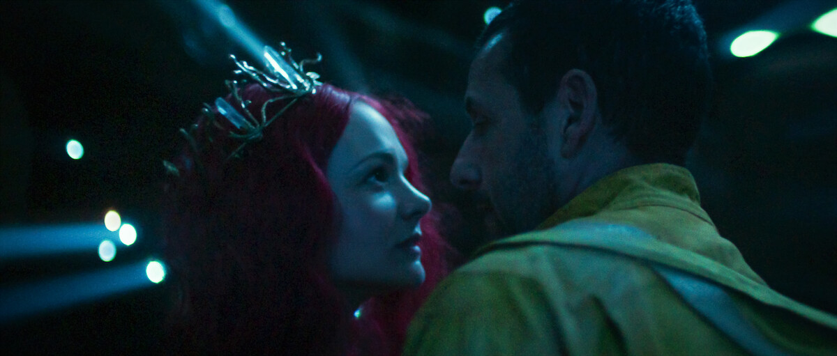 Carey Mulligan as Lenka and Adam Sandler as Jakub in Spaceman