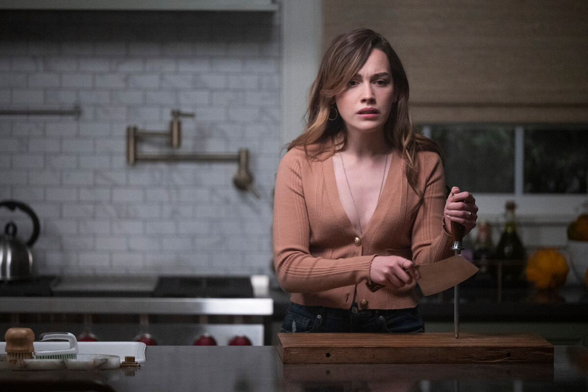 Love Quinn sharpening a knife in You Season 3. 