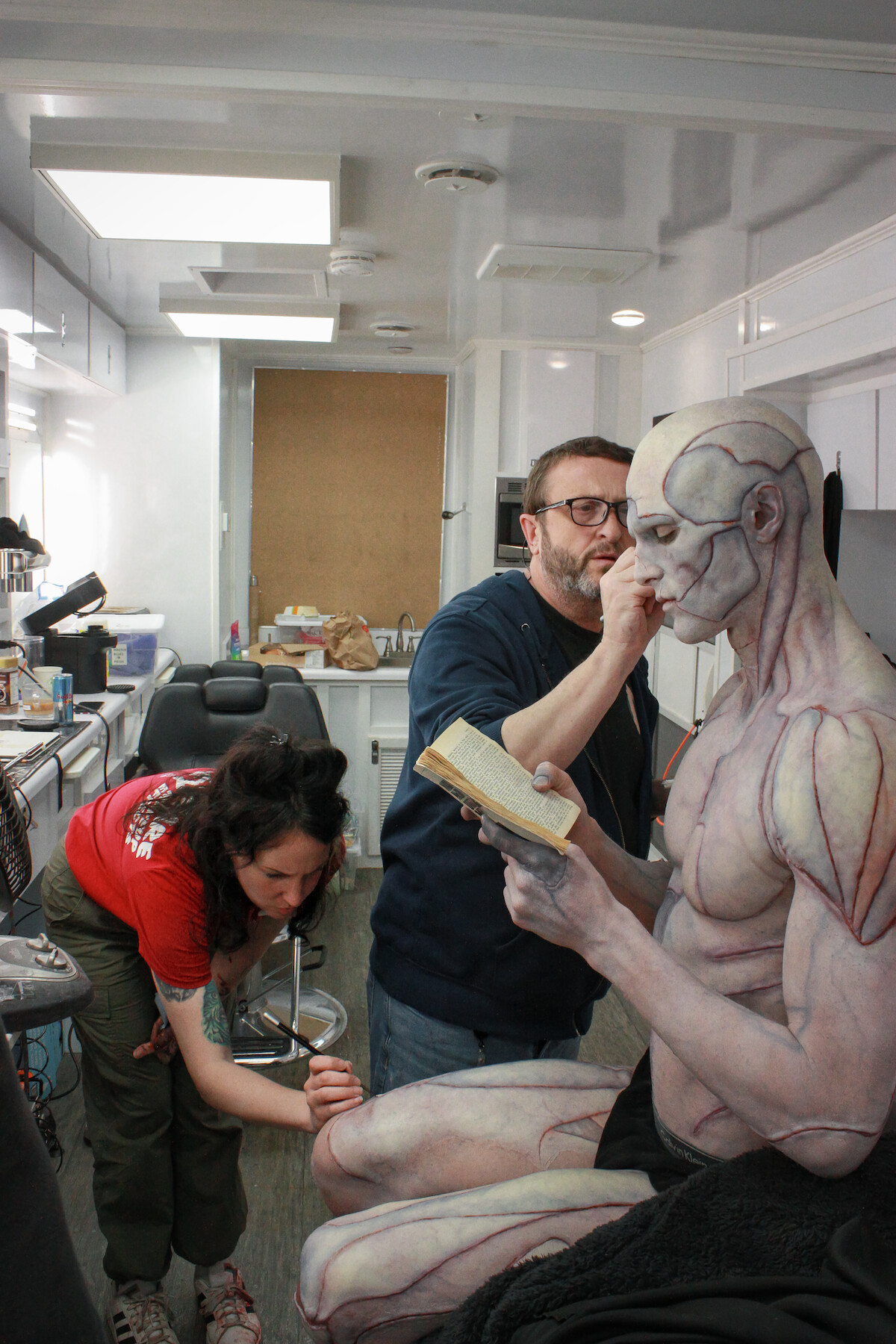 Jacob Elordi as the Creature behind the scenes.
