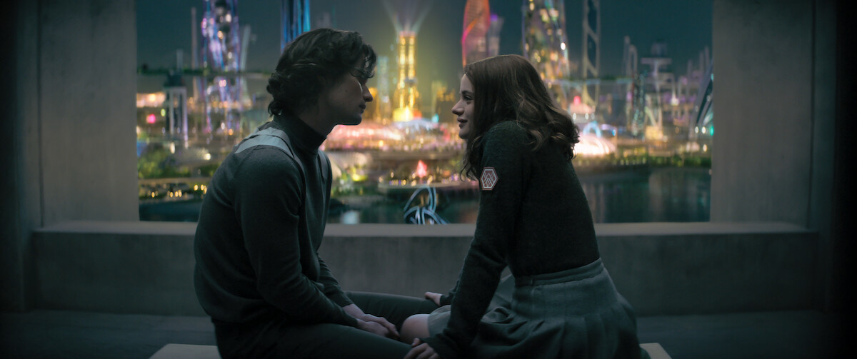 Chase Stokes como Peris e Joey King como Tally em ‘Feios’.