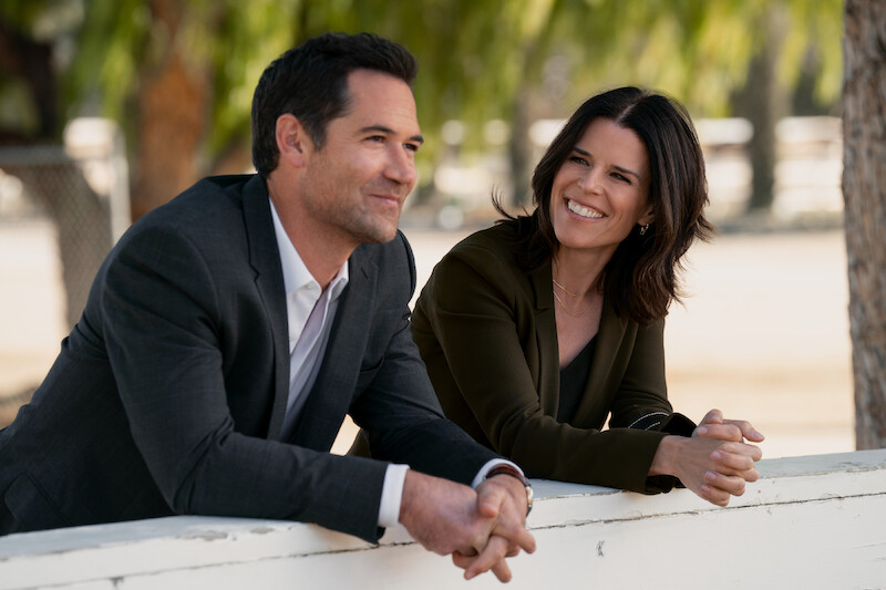 Manuel Garcia-Rulfo, como Mickey Haller, e Neve Campbell, como Maggie McPherson.