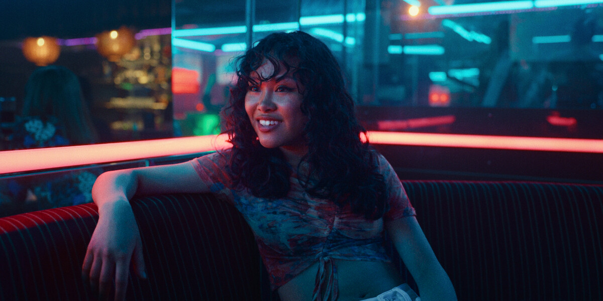 Jessie Mae Alonzo as Carli sits in a pub in Season 1 of ‘Everything Now.’