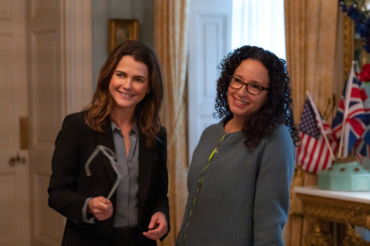 Keri Russell como Kate Wyler e a showrunner Debora Cahn no episódio 201 de ‘A Diplomata’