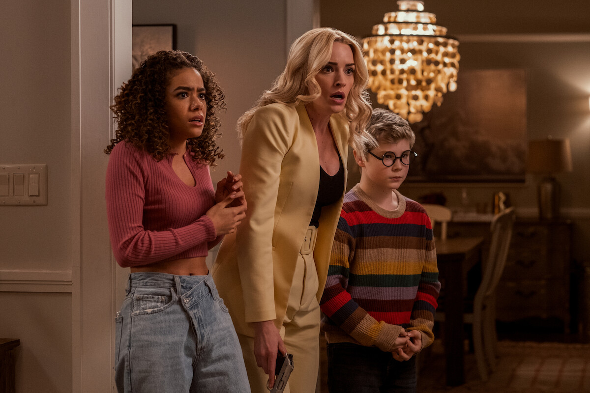 Ginny (Antonia Gentry), Georgia (Brianne Howey) e Austin (Diesel La Torraca) em choque quando Austin atira no braço do pai, Gil (Aaron Ashmore).