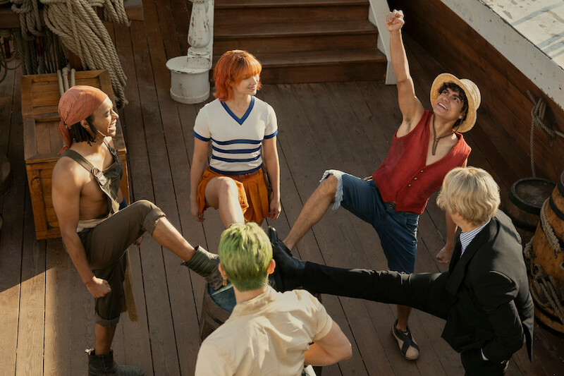Jacob Romero Gibson as Usopp, Mackenyu Arata as Roronoa Zoro, Emily Rudd as Nami, Iñaki Godoy as Monkey D. Luffy, Taz Skylar as Sanji in One Piece Season 1.