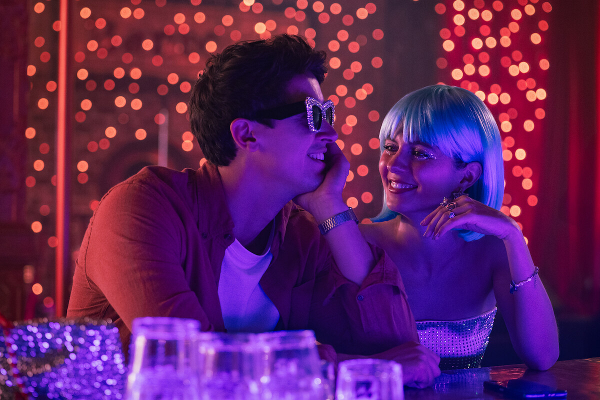 Tom Blyth as Alex and Emily Bader as Poppy in ‘People We Meet on Vacation’