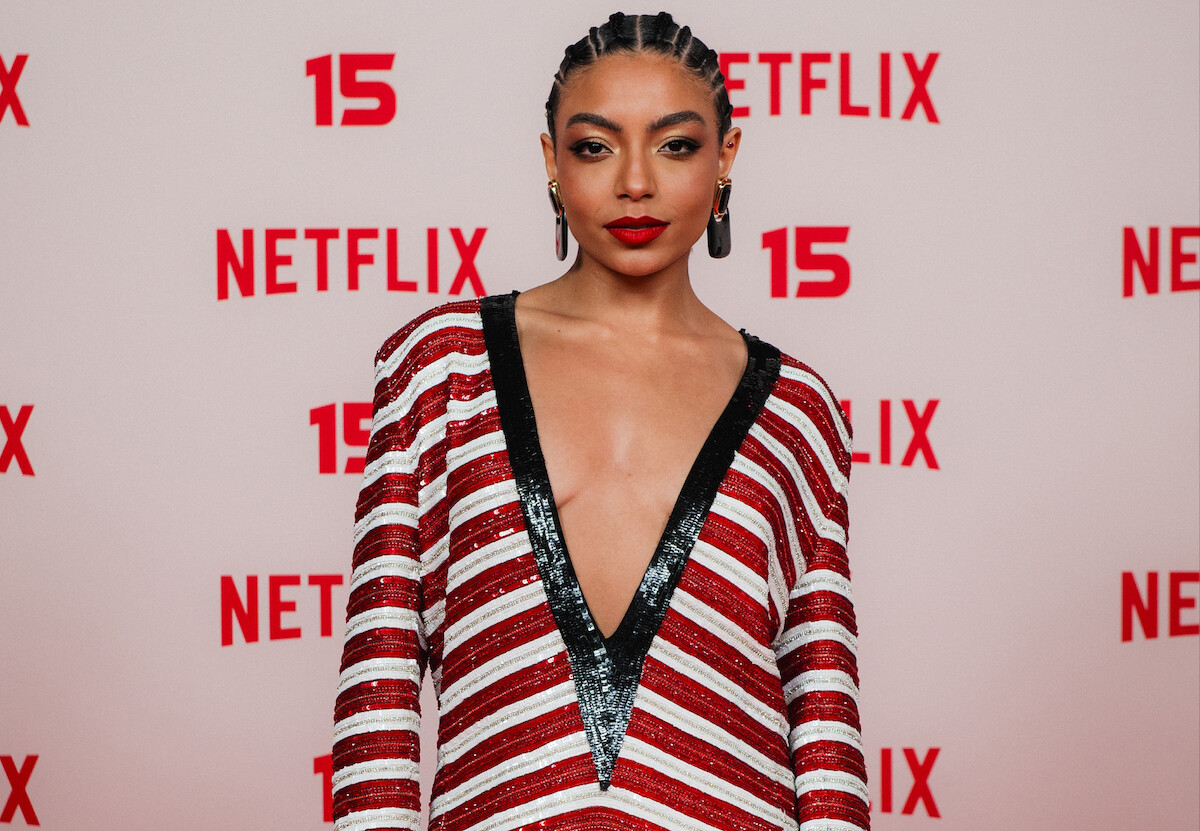 Atriz Any Gabrielly posa para foto no tapete vermelho da festa de 15 anos da Netflix no Brasil