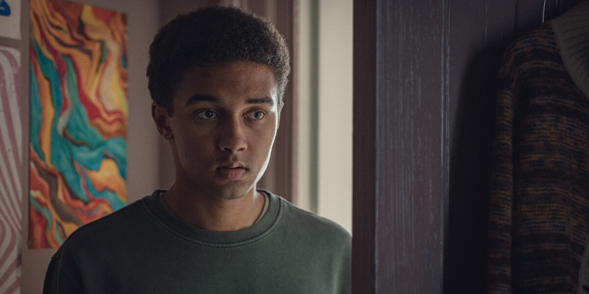 Sam Reuben as Alex stands in his house with a concerned expression in Season 1 of ‘Everything Now.’