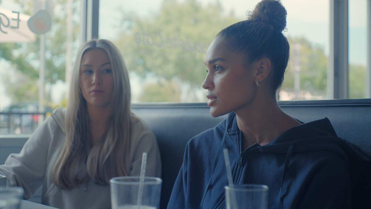 Jada sits at a table having lunch with other Dallas Cowboys Cheerleaders.