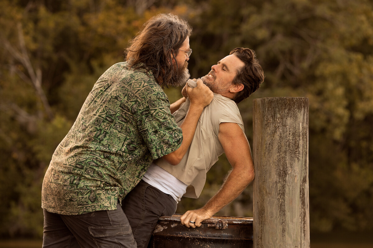 Charles Halford como Big John e Charles Esten como Ward Cameron na temporada 3 de ‘Outer Banks’.