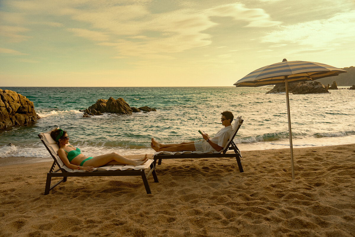 Emily Bader as Poppy and Tom Blyth as Alex in ‘People We Meet on Vacation’