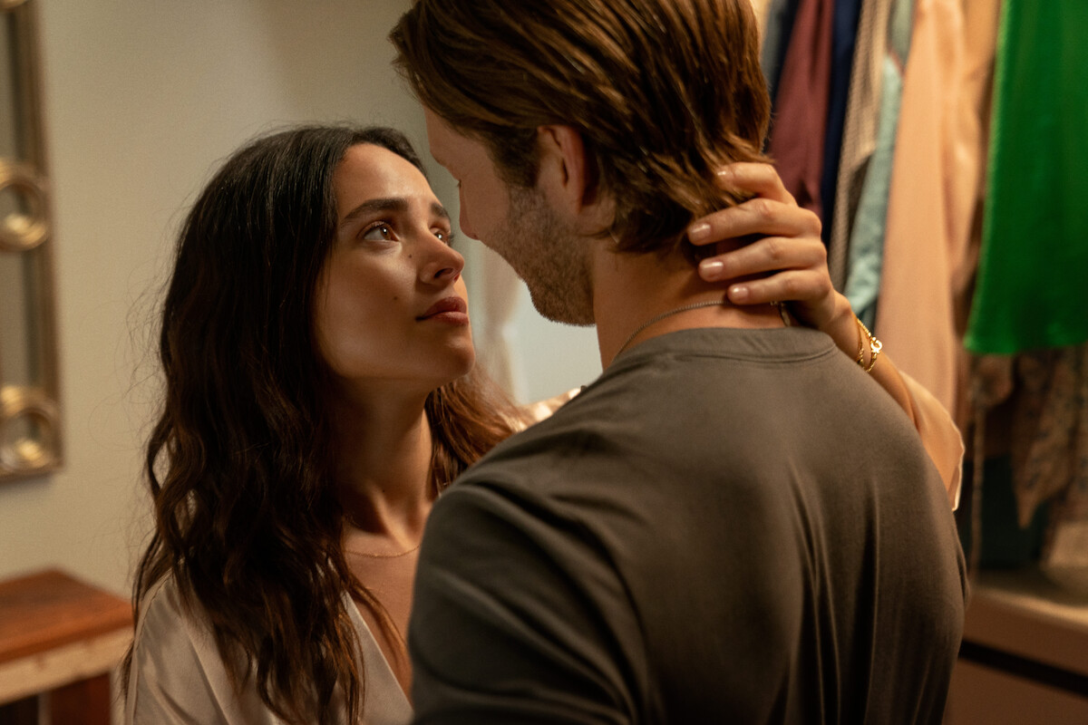 Adria Arjona as Madison and Glen Powell as Gary Johnson in ‘Hit Man’.