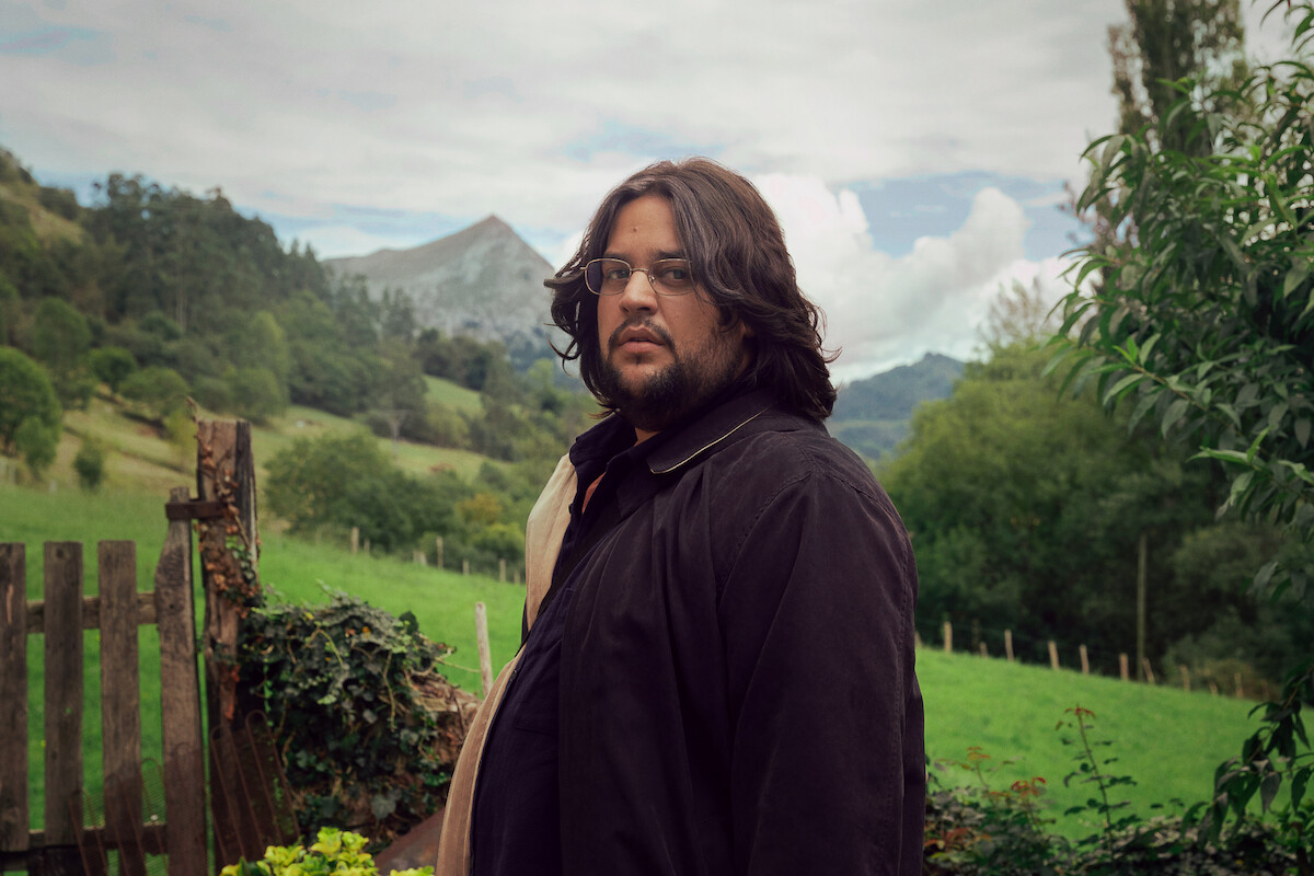 LA BOLA NEGRA. Carlos González as Alberto in La Bola Negra. Cr. Carla Oset/Netflix © 2026.