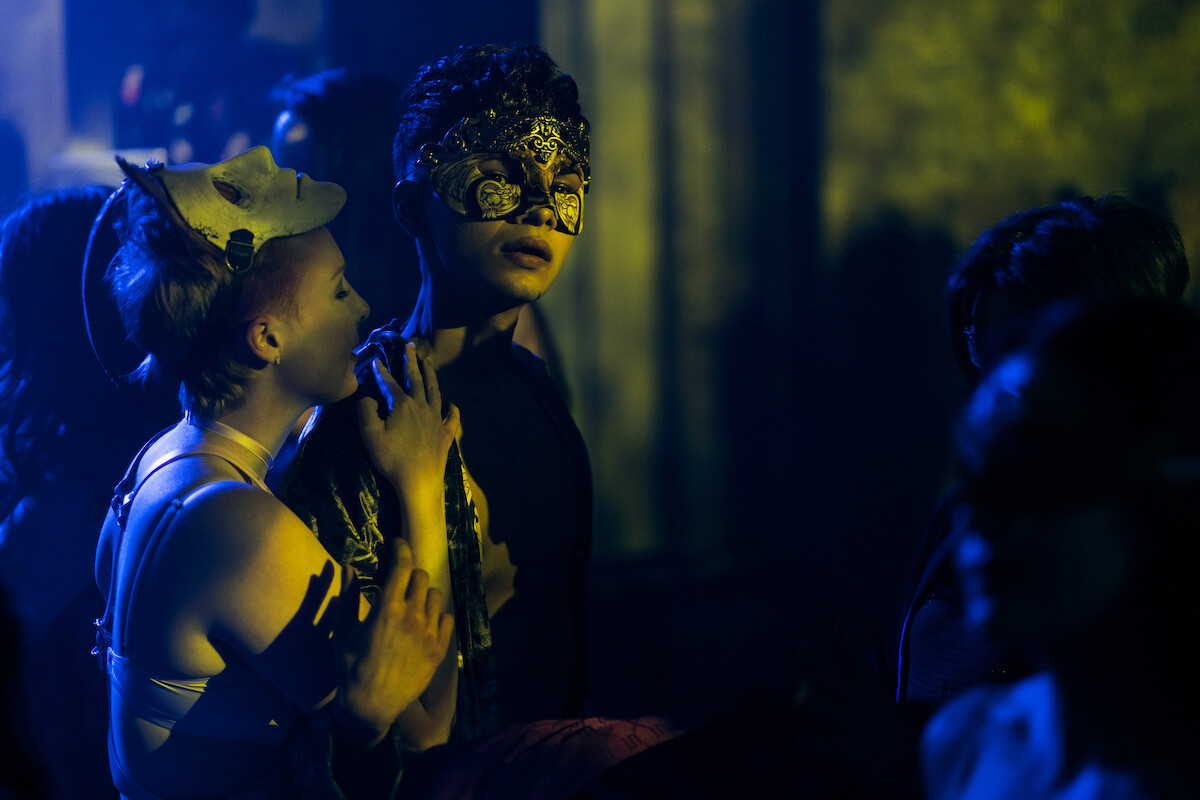Molly C. Quinn as Jenny, Sauriyan Sapkota as Prospero Usher in episode 102 of The Fall of the House of Usher.