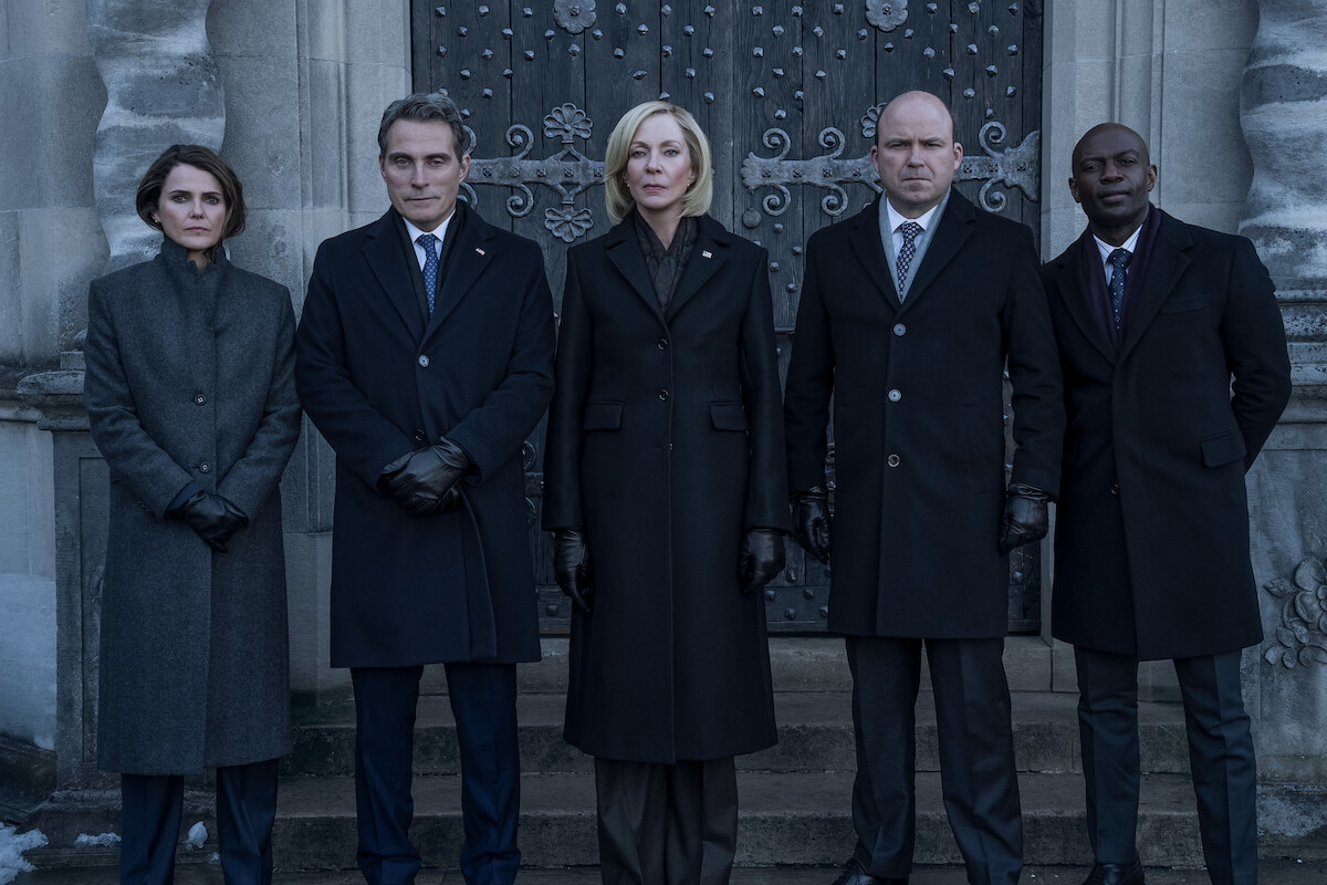The Diplomat. (L to R) Keri Russell as Kate Wyler, Rufus Sewell as Hal Wyler, Allison Janney as Grace Penn, Rory Kinnear as Nicol Trowbridge, David Gyasi as Austin Dennison in episode 308 of The Diplomat. Cr. Clifton Prescod/Netflix © 2025