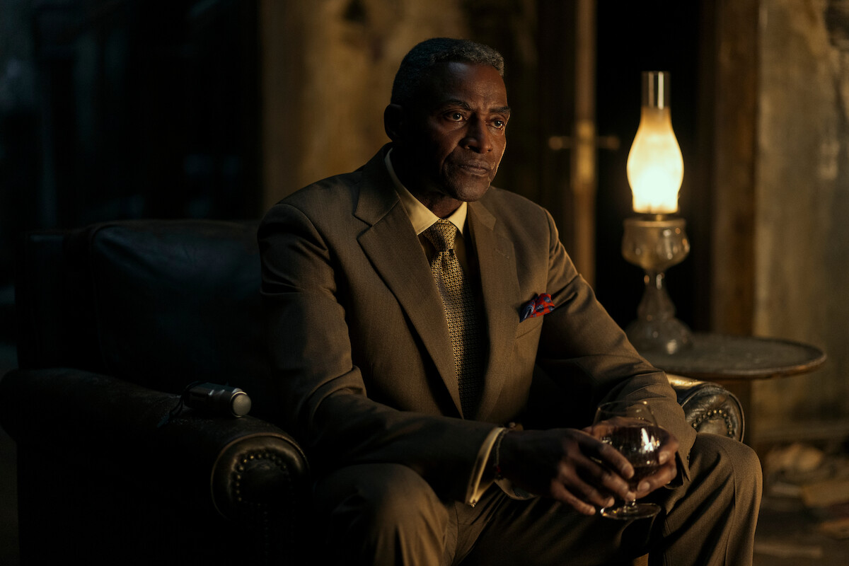 Carl Lumbly as C. Auguste Dupin in episode 101 of The Fall of the House of Usher.