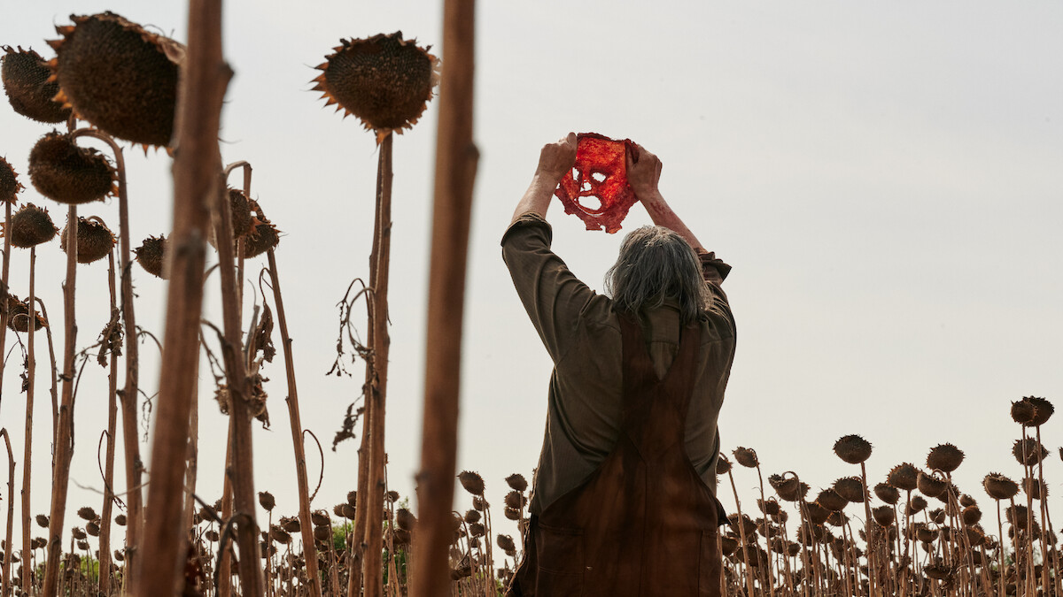 Leatherface takes off his mask in Texas Chainsaw Massacre