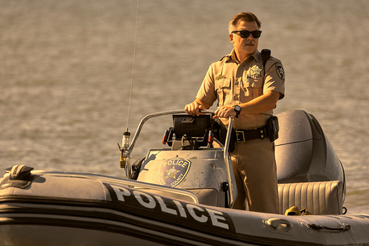 Cullen Moss como agente Shoupe na temporada 4 de ‘Outer Banks’.