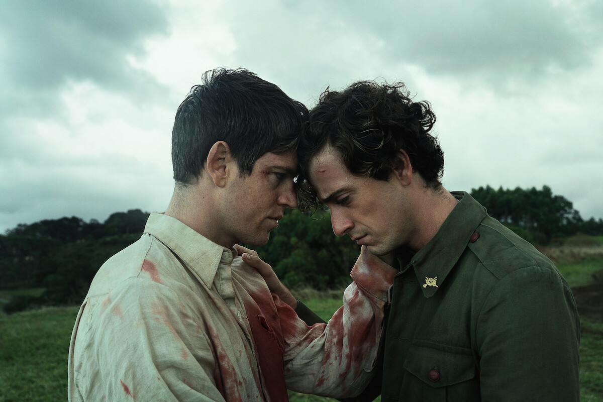 LA BOLA NEGRA. (L to R) Miguel Bernardeau as Rafael and Guitarricadelafuente as Sebastián in La Bola Negra. Cr. Carla Oset/Netflix © 2026.
