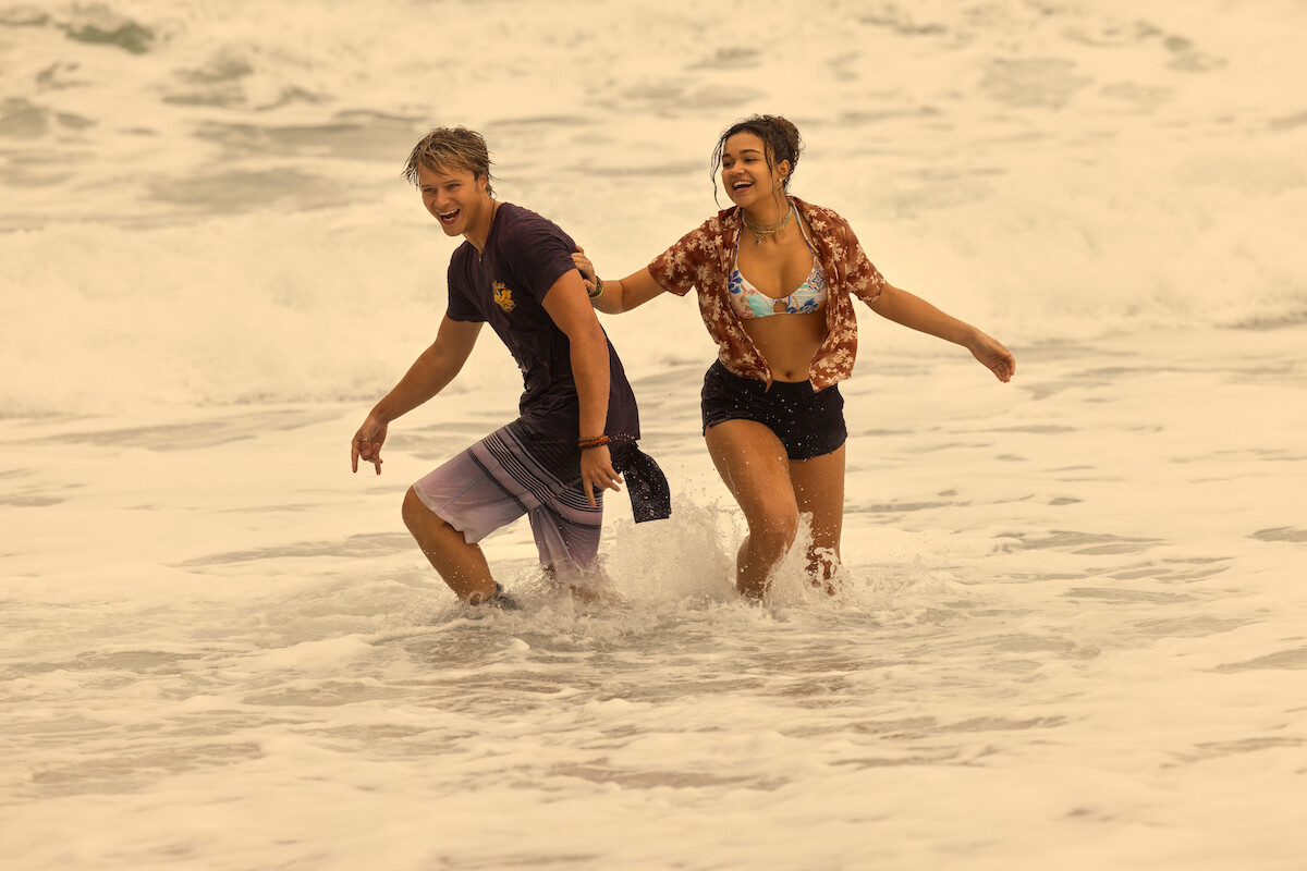 Rudy Pankow como JJ e Madison Bailey como Kiara no mar na temporada 4 de ‘Outer Banks’.
