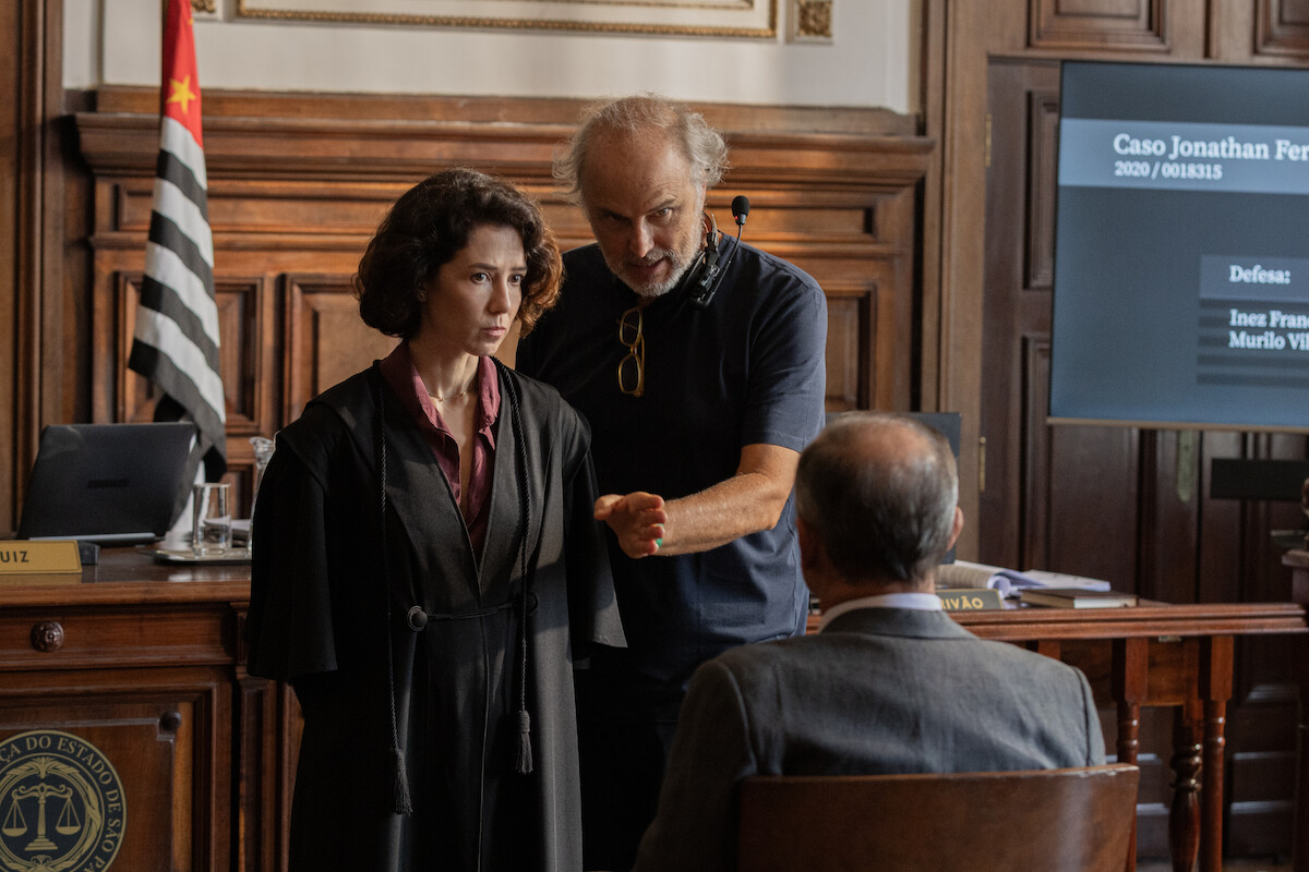O diretor Luiz Villaça instrui Marjorie Estiano em cena de ‘Habeas Corpus’
