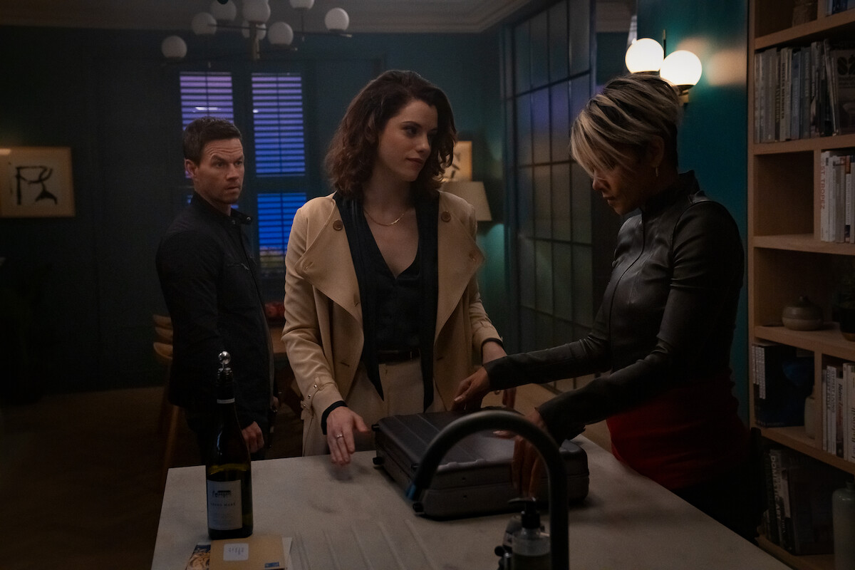 Mark Wahlberg as Mike McKenna, Jessica De Gouw as Juliet Quinn, and Halle Berry as Roxanne Hall in ‘The Union’
