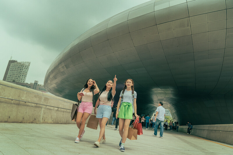 Anna Cathcart as Kitty, Lana Condor as Lara Jean, and Janel Parrish as Margot sightseeing.