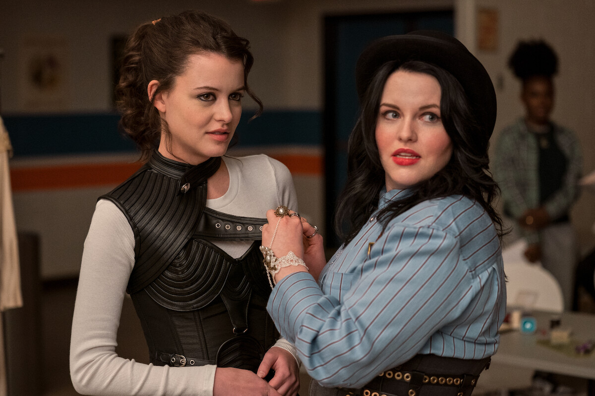Sara Waisglass (à esquerda) e Katelyn Wells (à direita) em uma cena de ‘Ginny e Georgia’